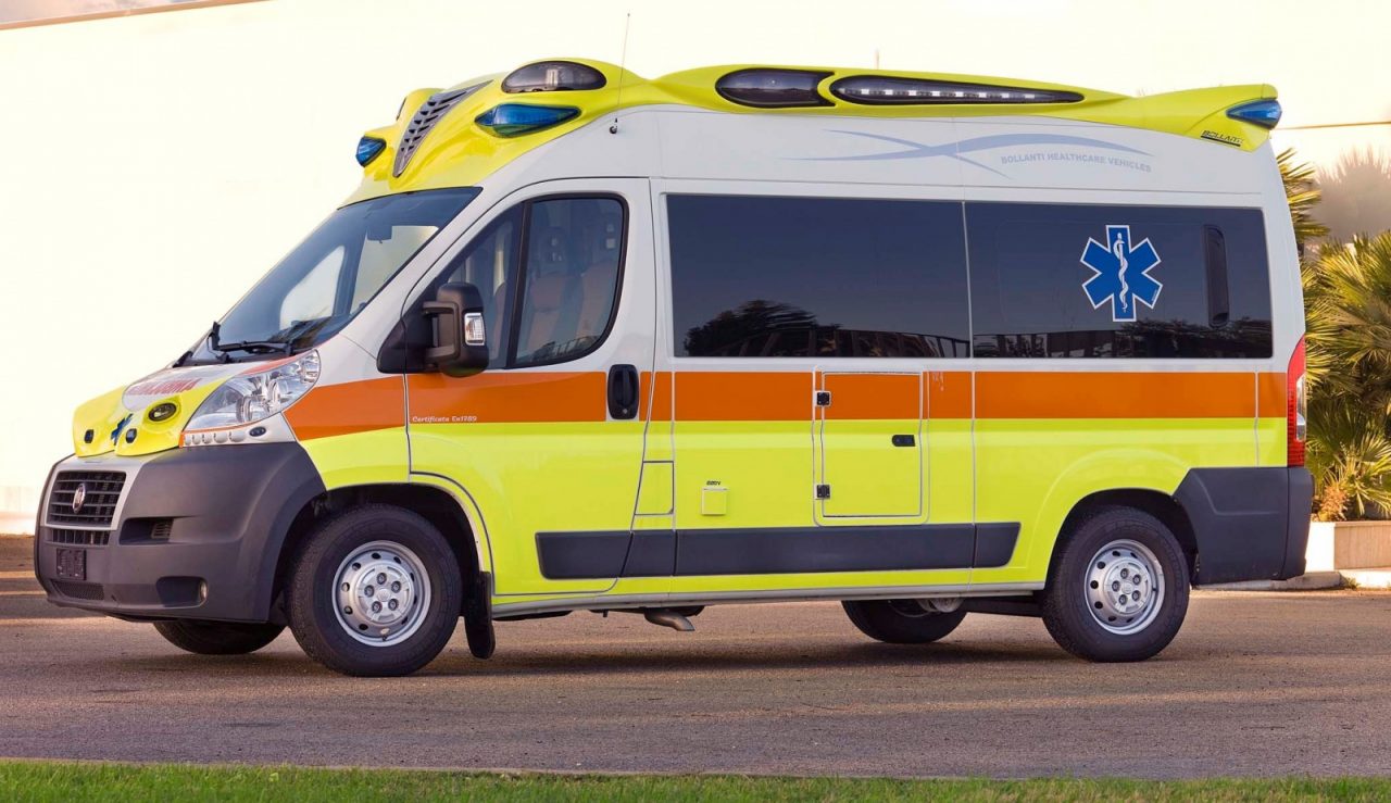 Carsurfing sull’auto, grave un 19enne