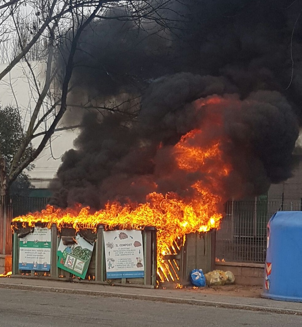Cassonetti in fiamme davanti al Tennis Club