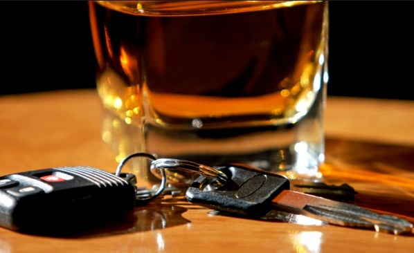 Ubriaco infastidisce i clienti in un bar, l’intervento della Polizia Locale