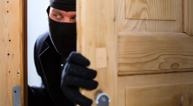 Furto in appartamento, scattano le manette per un 23enne