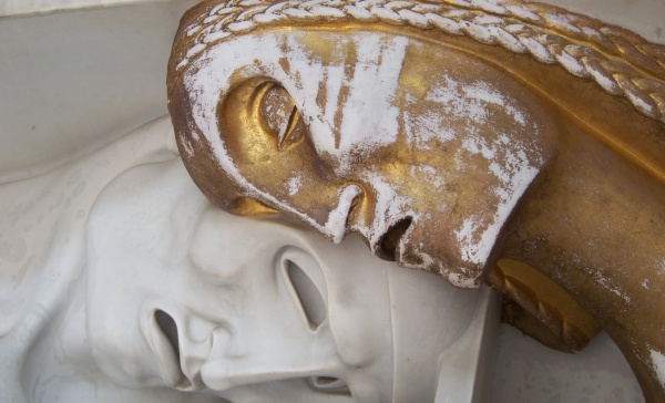 Castiglione, le opere d’arte nel cimitero