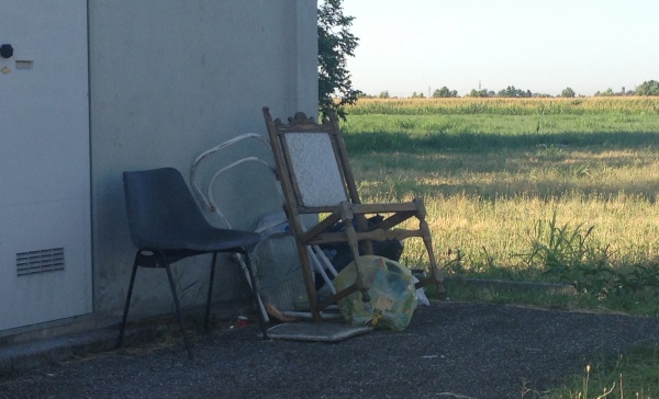 Castiglione,verde e marciapiedi come discariche