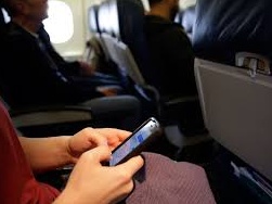 Cattive abitudini: 8 italiani su 10 usano dispositivi elettronici sugli aerei