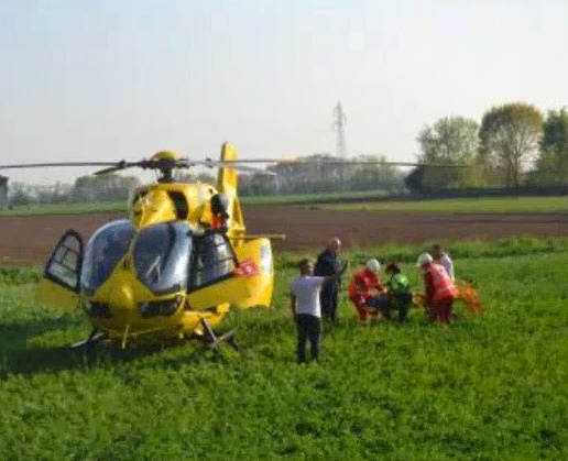 Cerca i fughi e cade. Ferito 67enne della bassa