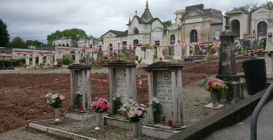 Cimitero: “Causa errore non potete tumulare il defunto”