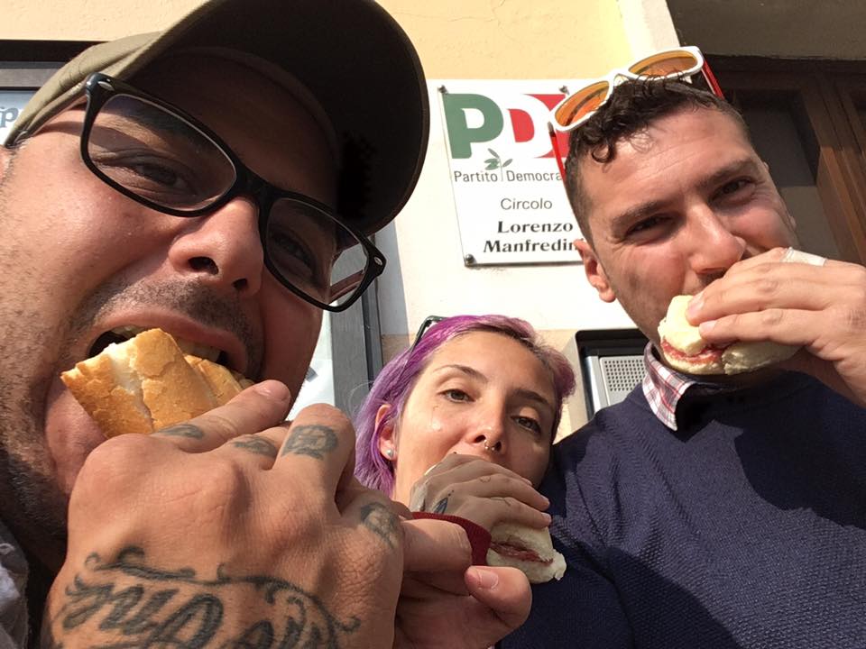 Picnic davanti alla sede del Partito democratico