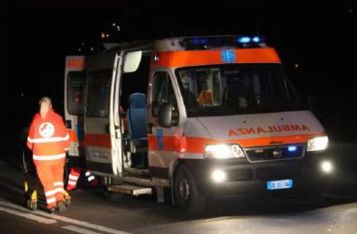 Con la ruota nel tombino. 45enne finisce in ospedale