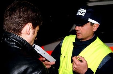Controlli del sabato sera, ritirate più di venti patenti