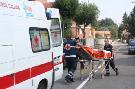 Coppia aggredita da un bull terrier: lei grave