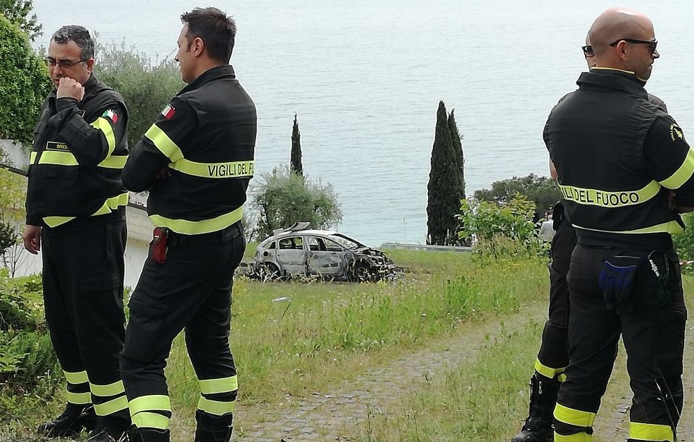 Coppia carbonizzata nell’auto, ipotesi omicidio-suicidio