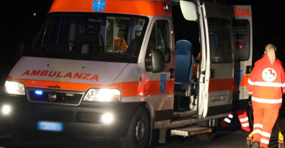 Crolla a terra, 21enne ha rischiato il coma etilico