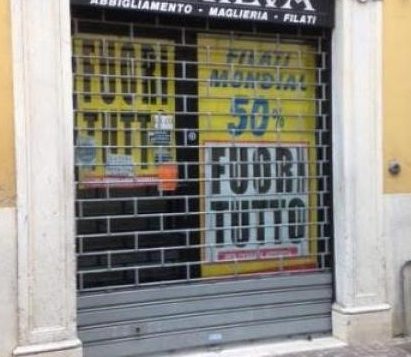 Piccole botteghe e grandi marchi, fioccano svendite e chiusure causa Covid-19