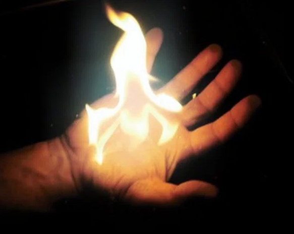 Da fuoco all’alcol, la bravata poteva costare caro