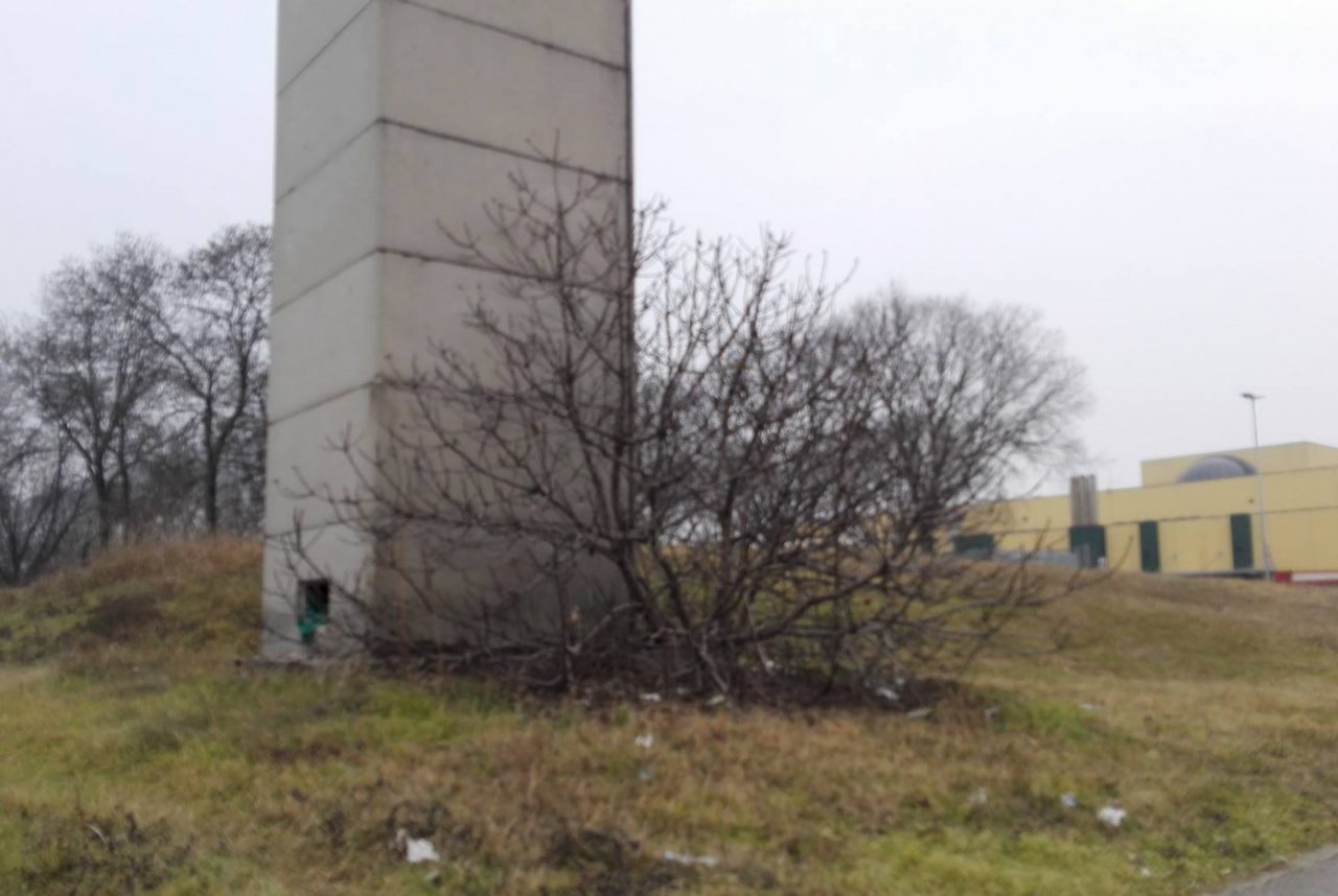 Degrado sociale: nella cabina elettrica vivono delle persone