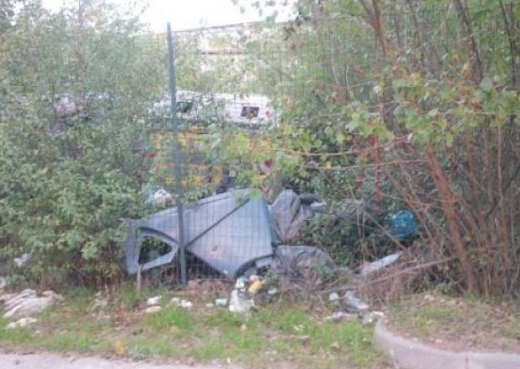Deposito comunale ridotto a discarica abusiva