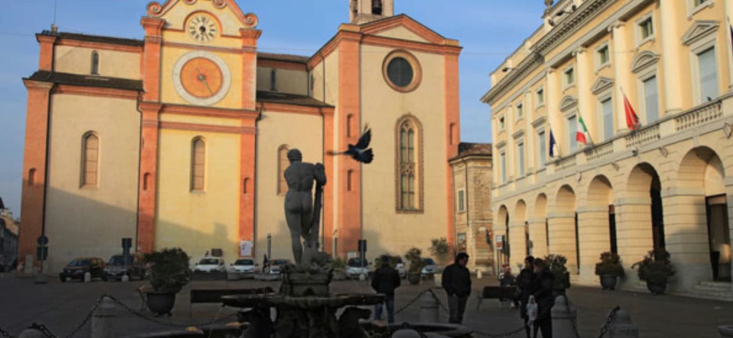 Distruggono un bar per rubare 15 euro