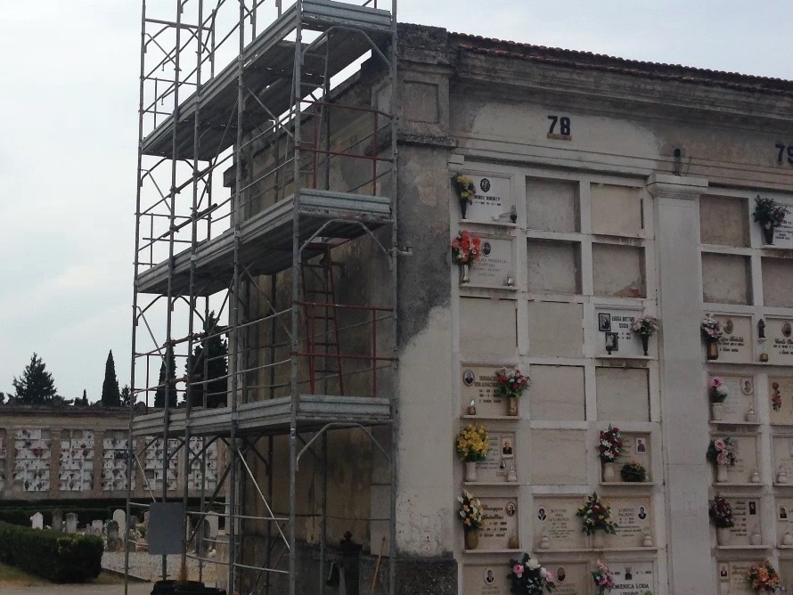 Dopo la lapide rimossa, proseguono i lavori