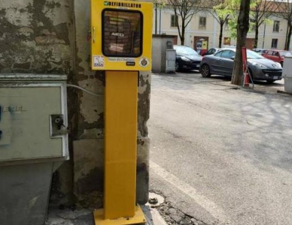 Due defibrillatori per il paese