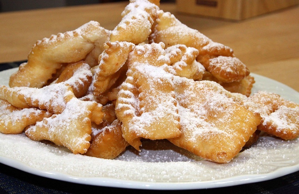 E’ carnevale, ecco come si preparano le Chiacchiere
