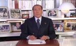 Silvio Berlusconi, romantica passeggiata sul lago con la fidanzata