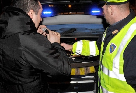 Esce di strada dopo aver alzato il gomito