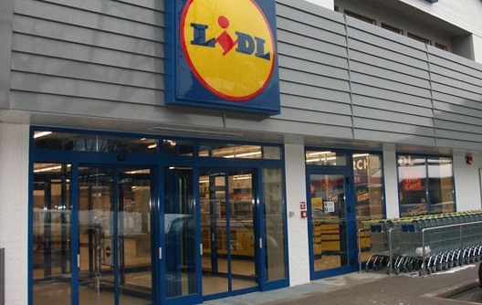 Fa le elemosina, picchiato a sangue