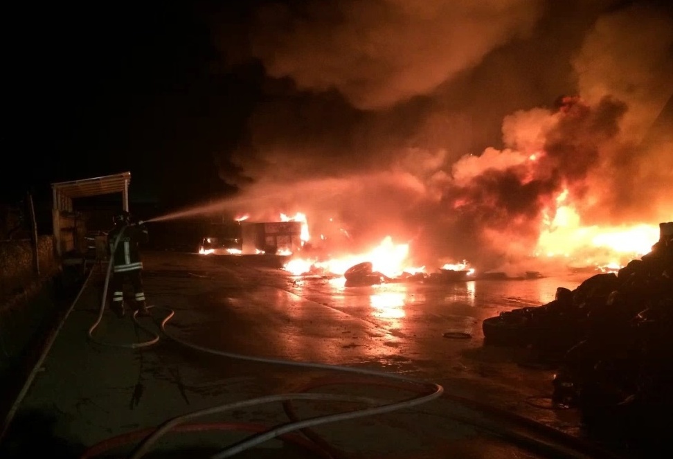 Faeco in fiamme, due incendi in due giorni nel bresciano