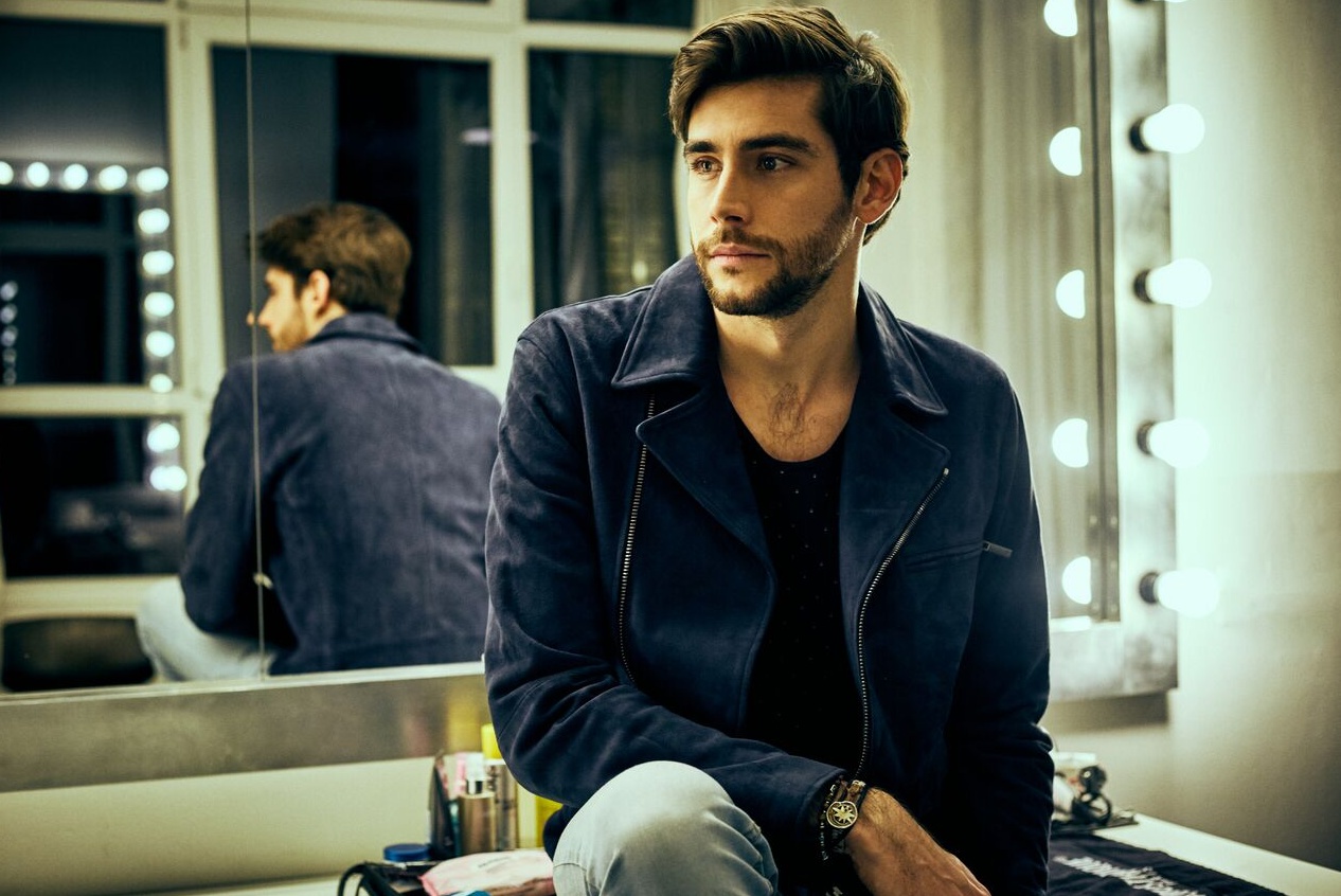 Fans in attesa: canti e balli con Alvaro Soler