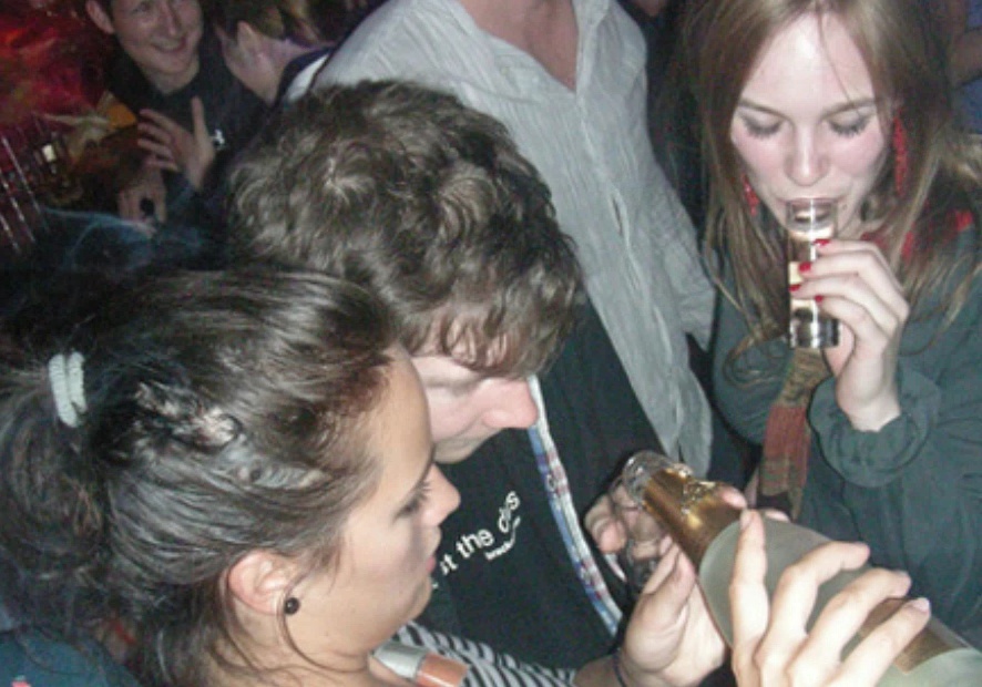 Festa alcolica, giovane ragazza subisce violenza