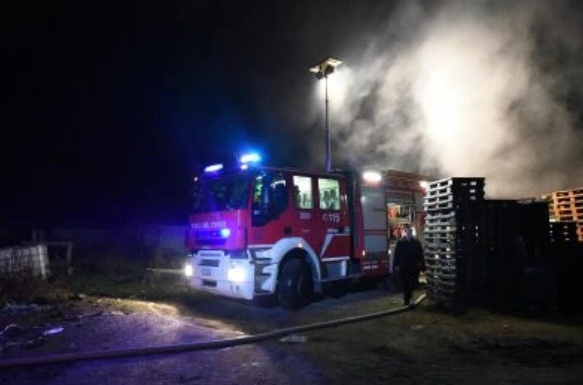 Fiamme e fumo in via Tasso