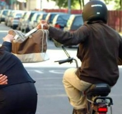 Finge uno scippo, denunciata 25enne dell’Est