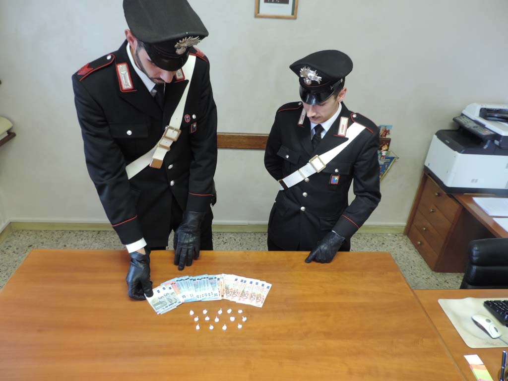 Spaccia cocaina 31enne arrestato