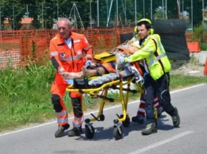 Frontale auto-moto: 78enne in ospedale