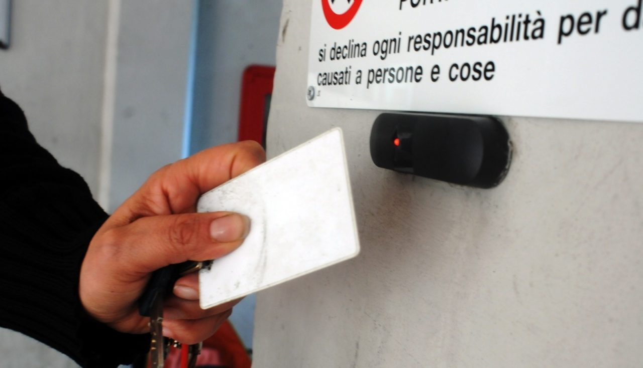 Furbetti del cartellino: facevano i facchini per il teatro in orario di lavoro