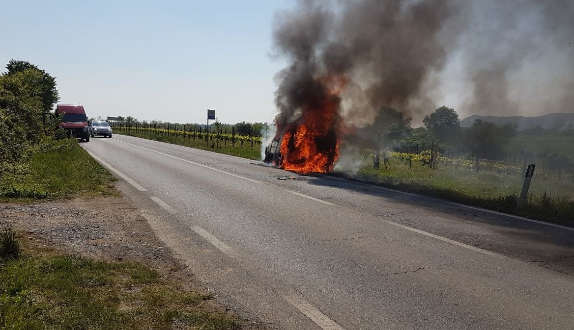 Furgoncino si incendia in corsa, illeso l’uomo alla guida