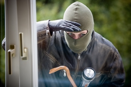 Ladri entrano dalla finestra per rubare bigiotteria