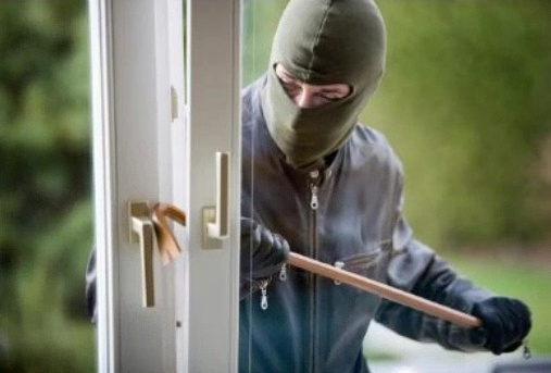 Furto in negozio: i ladri entrano dalla finestra