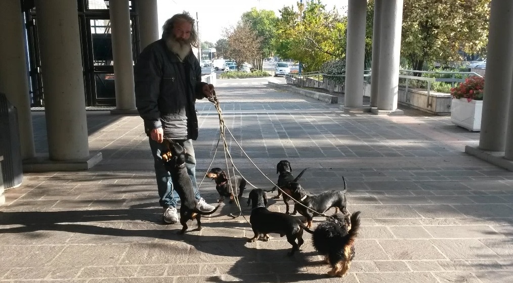 GIANCARLO, DALLE PETROLIERE ALLA VITA IN STRADA COI CANI