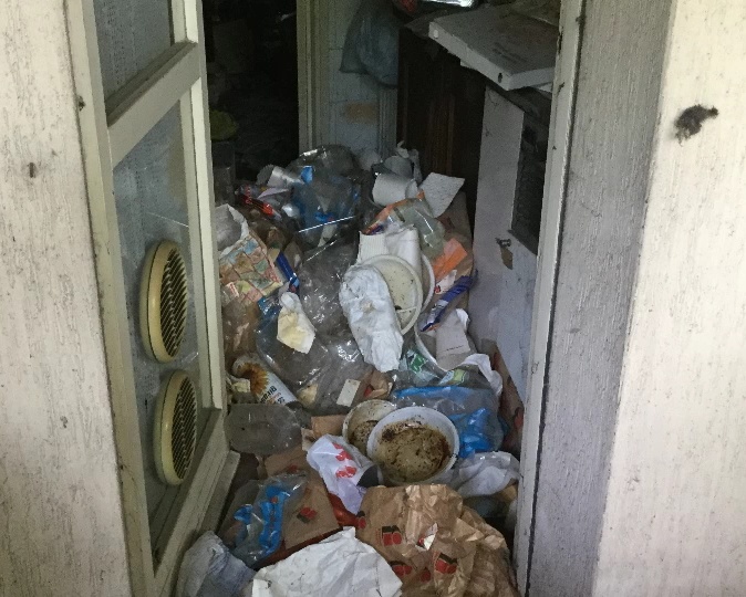 Ghedi, rifiuti ed escrementi in una casa Aler