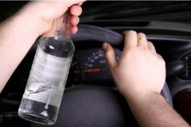 Camionista ubriaco alla guida di un mezzo pesante, angoscia nel comune