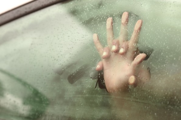 Giovane coppia derubata “in camporella”