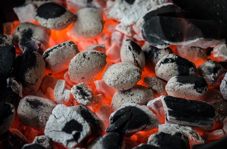 Giovane scout cucina al campo: ustionata