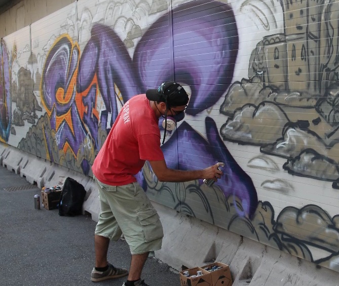 Giovani imbrattano i muri, ma avevano il permesso del sindaco