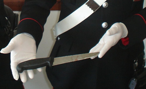 Girava con un coltello in borsetta, denunciata