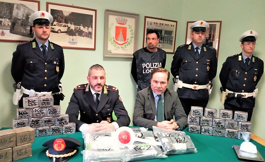 Hashish nelle confezioni del caffè, sequestrati 37 chilogrammi