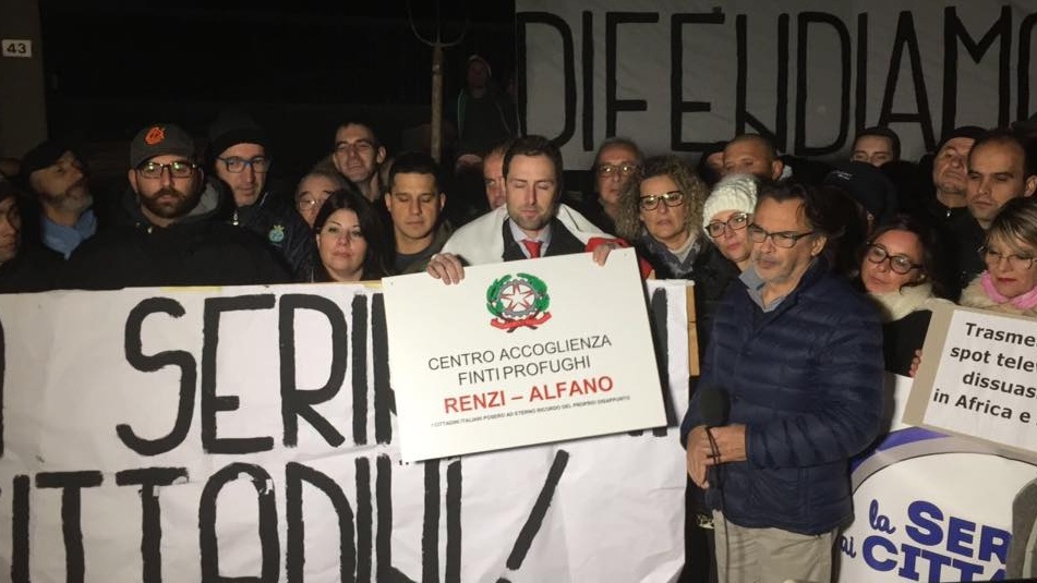 I monteclarensi in protesta davanti l’Ex Caserma Serini