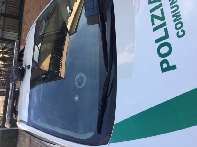 Aggredisce a sassate gli agenti e li minaccia di morte