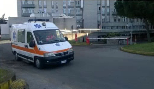 Il cane abbaia: anziano trovato morto