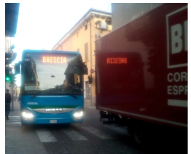 Il corriere blocca la strada: è il caos