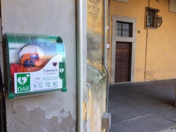 Il paese è più sicuro con 11 nuovi defibrillatori